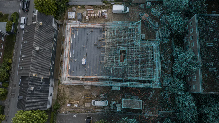 Drohnenaufnahme einer Baustelle mit pr&auml;zise ausgerichteter 3D-Netzstruktur