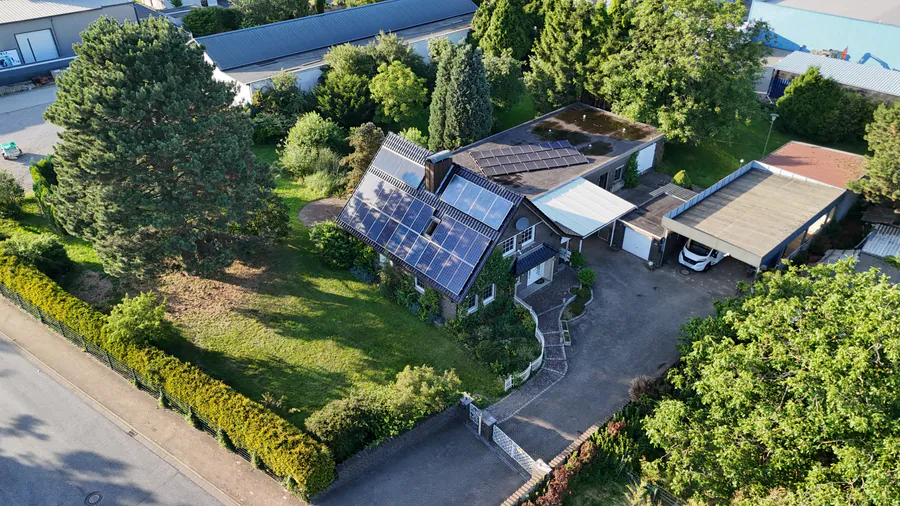 Privathaus mit Garten, Zufahrt und Solardach aus der Luft