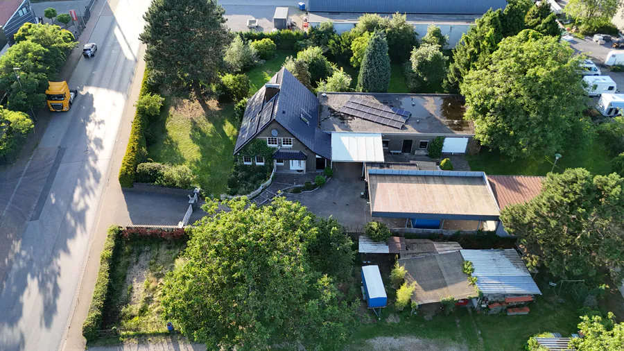 Privathaus mit Stra&szlig;e, Garten und umliegenden Geb&auml;uden