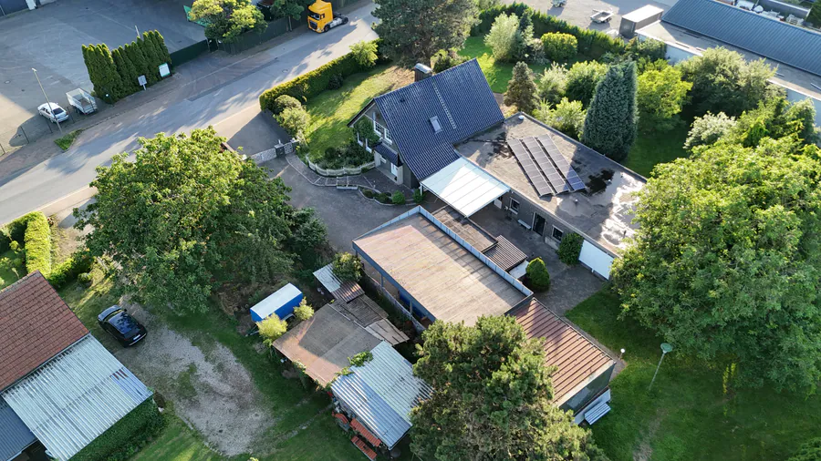 Luftbild von Grundst&uuml;ck, Hofzufahrt und Gartenbereichen
