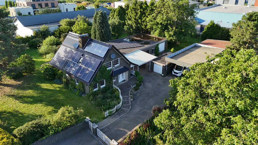 Senkrechtaufnahme von Haus, Solarmodulen und Grundst&uuml;cksgrenzen