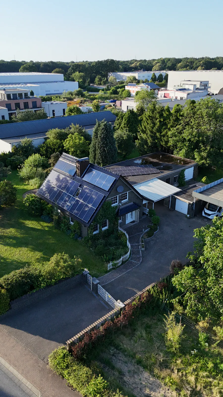 Senkrechte Drohnenaufnahme von Dach, Einfahrt und Garten