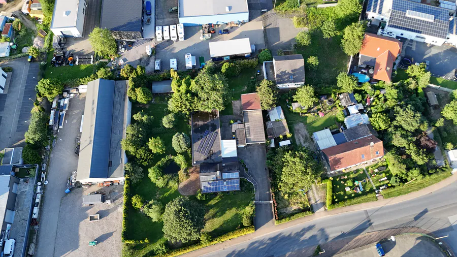 Umfeldaufnahme mit Wohnhaus, Gewerbe und Nachbarschaft