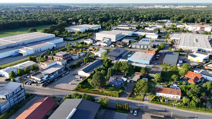 Drohnenaufnahme des Quartiers mit Haus, Stra&szlig;e und Nachbarbebauung