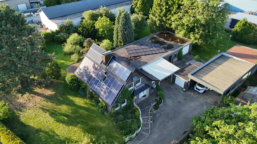 Wohnhaus mit Nebengeb&auml;uden, Garten und Zufahrt